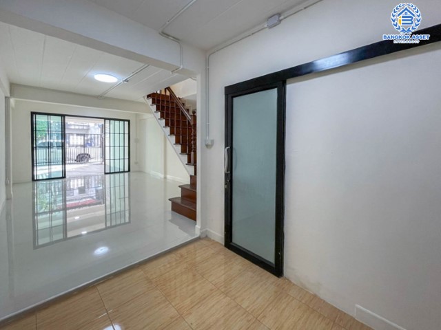 *****ทาวน์เฮ้าส์มือสองย่านนนทบุรี ม.ซอยเรวดี57 ติวานนท์ บนเนื้อที่ 17 ตร.ว. ฟังก์ชัน 3 ห้องนอน 2 ห้องน้ำ 1 ที่จอดรถ บ้านรีโนเวทใหม่ สภาพนางฟ้า พร้อมอยู่ เพียง 5 นาทีก็ถึงรถไฟฟ้าสายสีม่วง "สถานีบางกระสอ" ใกล้ทางด่วน "งามวงศ์วาน" จองด่วน!